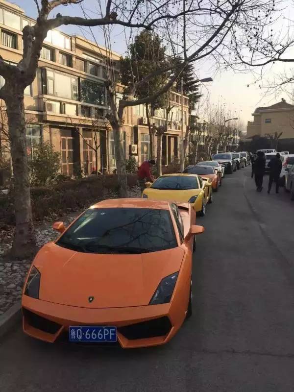 临沂现&ldquo;壕婚礼&rdquo;：直升机接新娘一排豪车当婚车(组图)