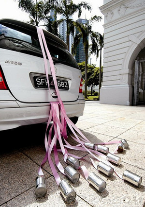 揭秘奇葩婚俗：美国人婚车后面为什么挂易拉罐？