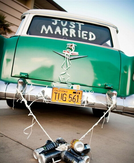 揭秘奇葩婚俗：美国人婚车后面为什么挂易拉罐？