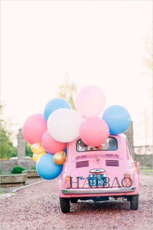 还在用鲜花装扮婚车?现在都流行这样装扮