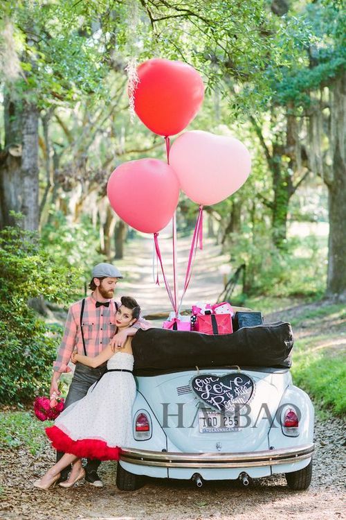 还在用鲜花装扮婚车?现在都流行这样装扮